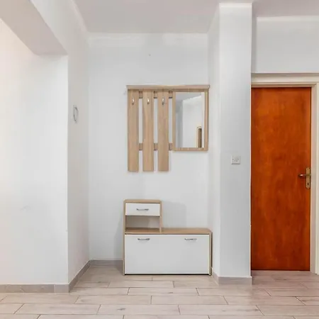 Mauro Apartman *